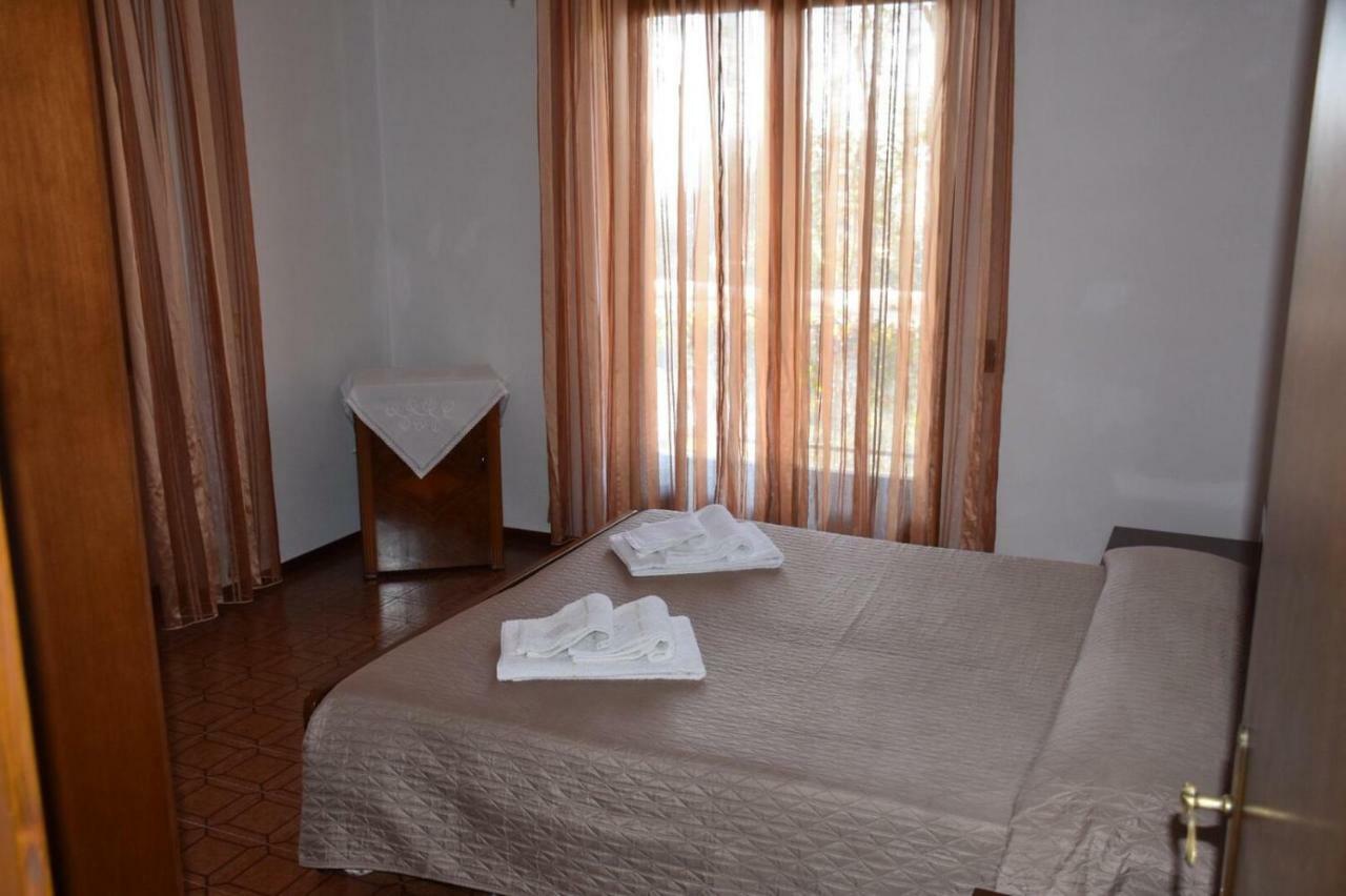 Casa Vacanze Ester Brenzone sul Garda Luaran gambar